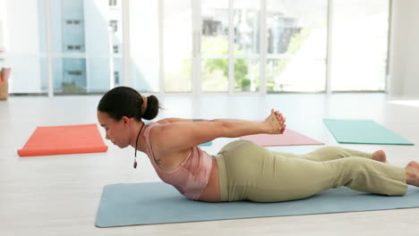 hogar, yoga y estiramiento femenino