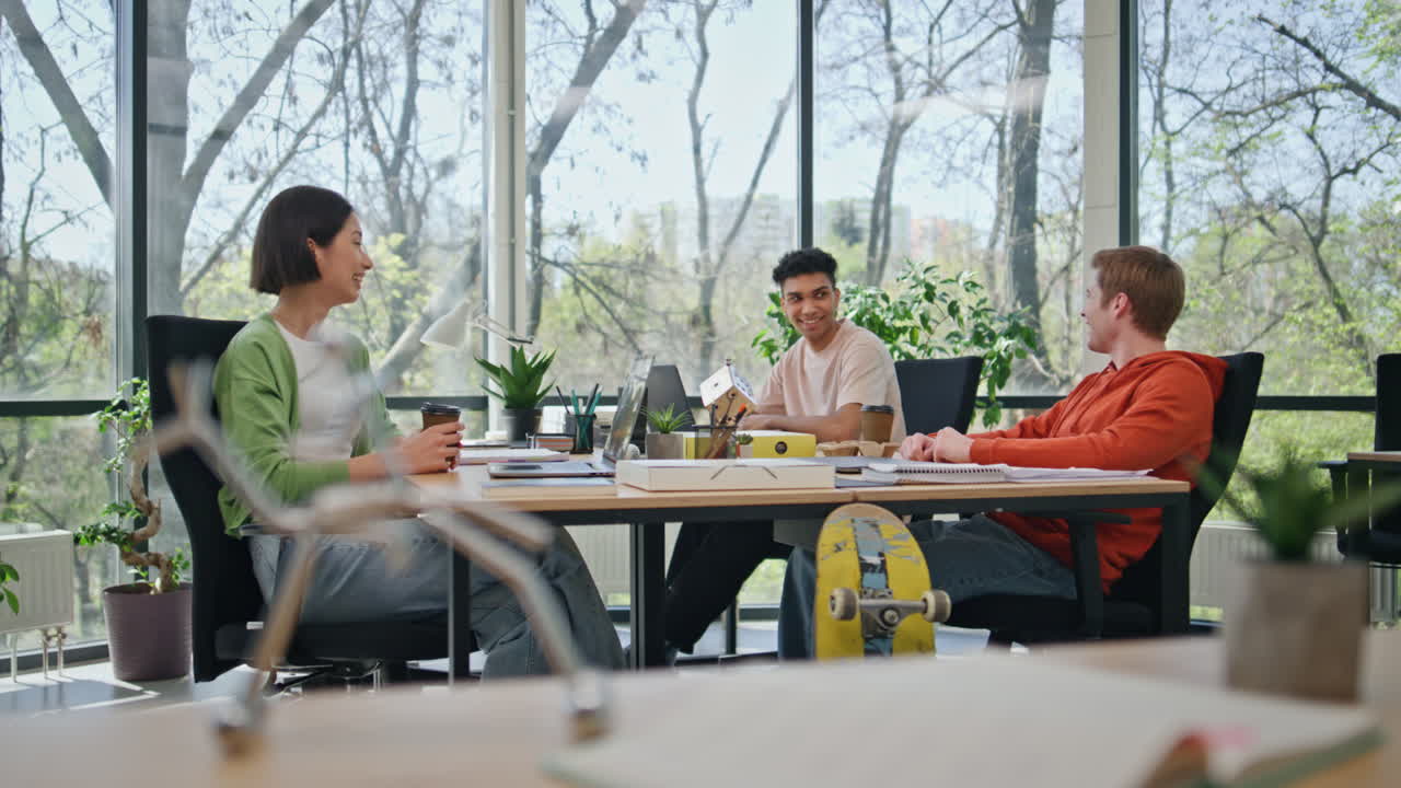 창의적인 팀 사무실에서 비공식적인 의사소통. 재미있는 농담을 웃는 여인