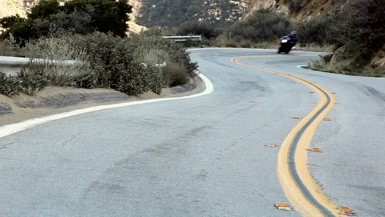 Moto e auto su strada di montagna tortuosa 3
