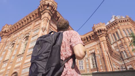 joven en un viaje cultural.