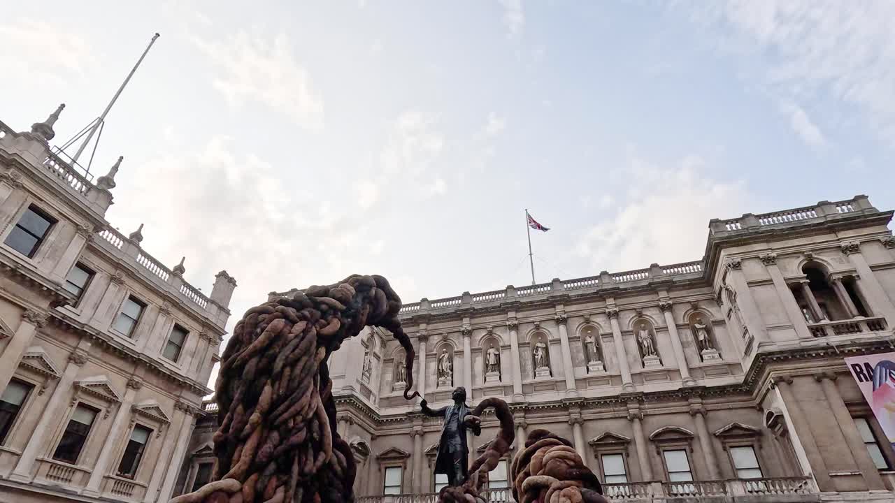 instalación de esculturas en la academia real de londres