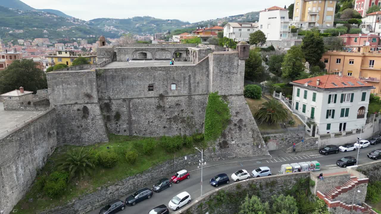 Un bellissimo castello a La Spezia. Veduta con drone.