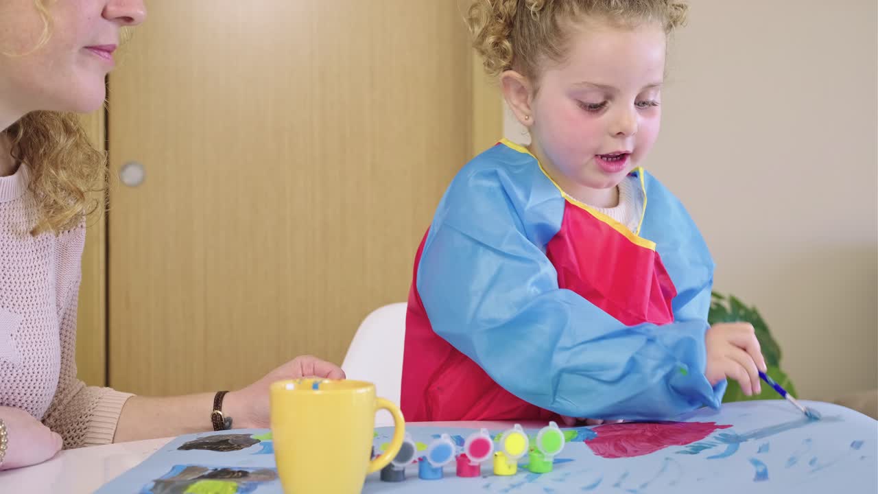 niño pintando con su madre