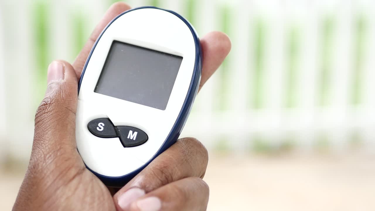 포도당 측정기를 가 ⁇ 게 들고,