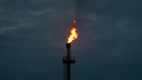 combustión de llamas de gas metano industria de producción de petróleo natural noche