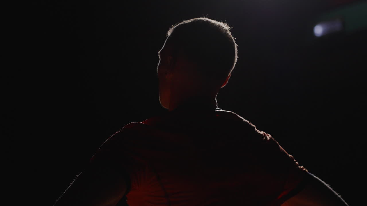 silueta de una persona desde atrás