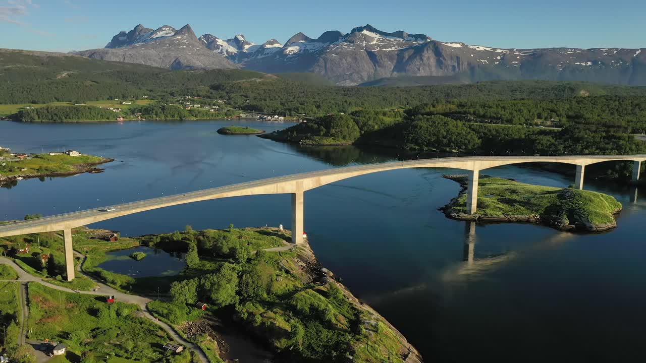 솔트스트라우멘의 소용돌이를 가로지르는 다리, 노르드랜드, 노르웨이. 아름다운 자연 노르웨이 자연 풍경.