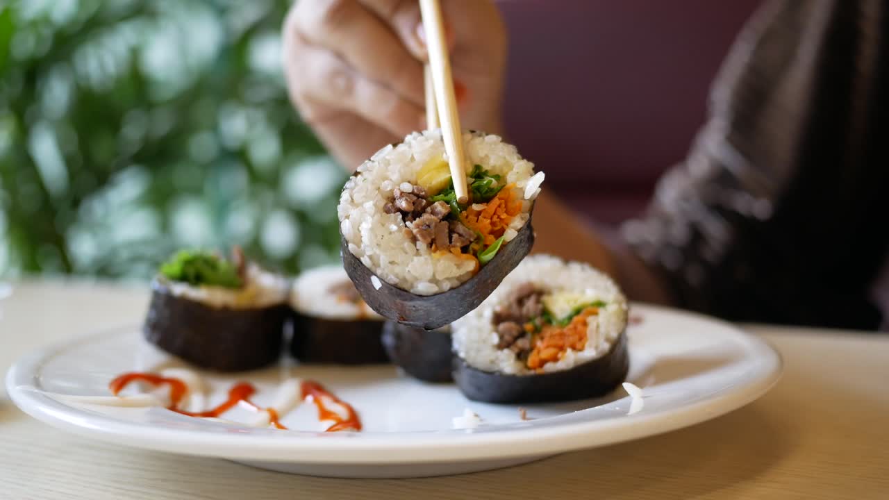 mujer comiendo kimbap