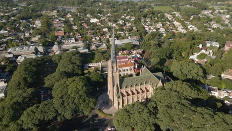 toma de órbita aérea de la catedral de san isidro rodeada por un barrio residencial cerca de la ciudad de buenos aires