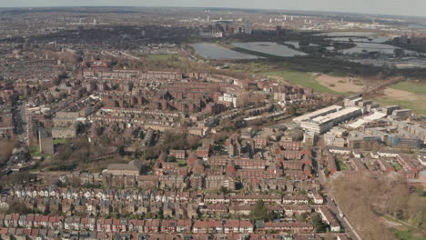 Toma-Aérea-En-Círculos-Sobre-Viviendas-Residenciales-De-Clapton-En-El-Este-De-Londres