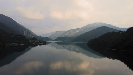 Bezaubernder-Ledrosee-Im-Tal-Von-Ledro-Im-Trentino,-Norditalien