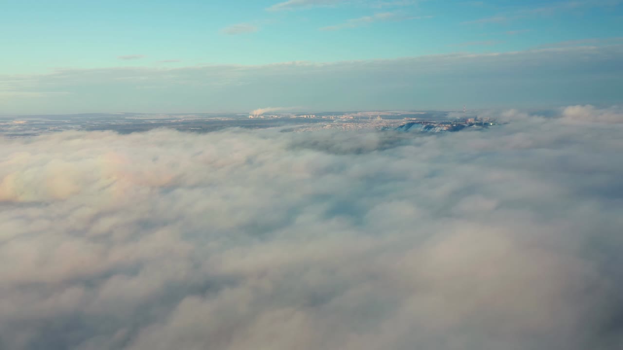el avión vuela a través de un grupo de nubes doradas a través del cielo azul. las nubes esponjosas y blancas como la nieve. una vista espectacular desde la ventana de un avión.