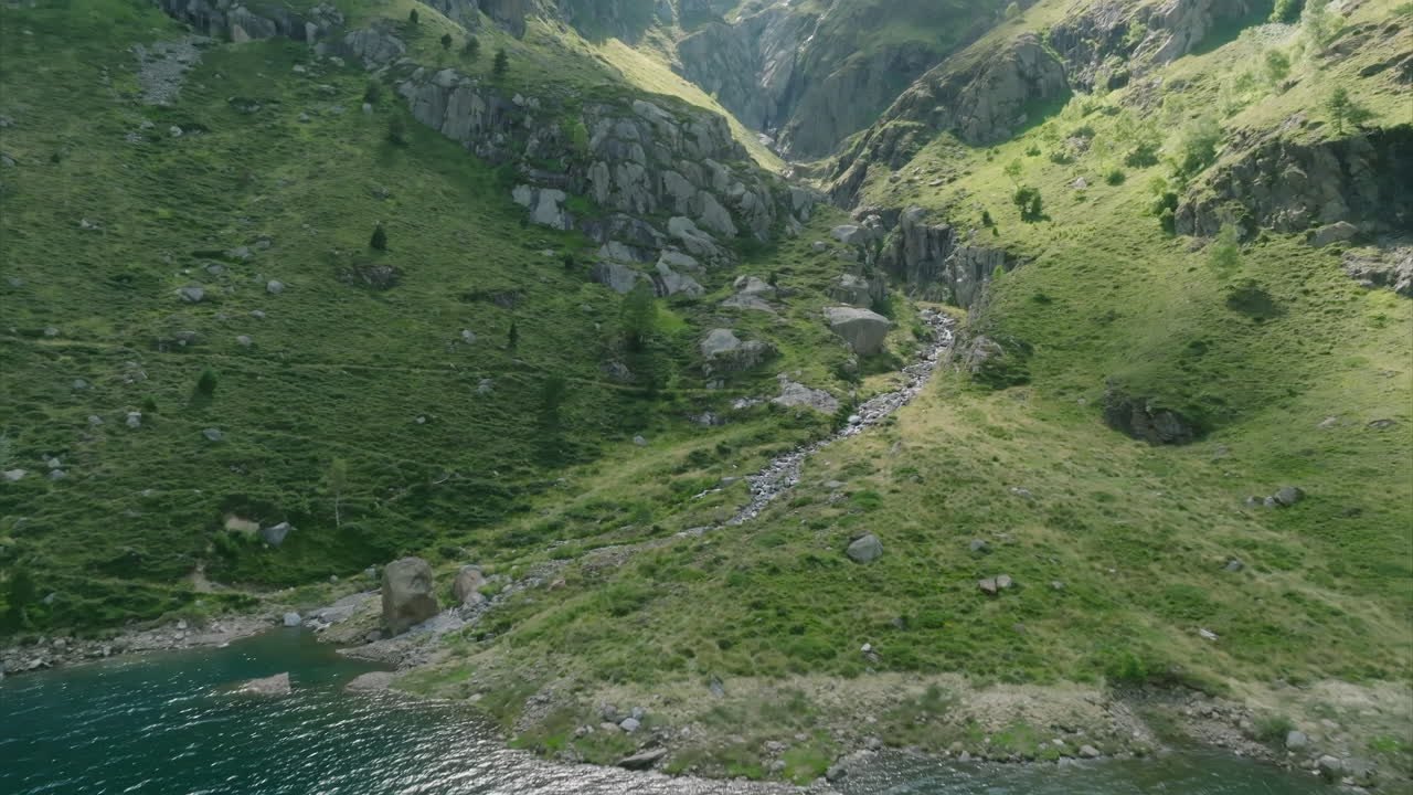 volando sobre el lago de soulcem hacia una corriente de agua que desciende de las montañas francesas de los pirineos