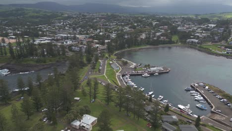 Kiama-Blowhole-Und-Leuchtturm,-Luftbild-Drohnenlandschaft-Mit-Weitwinkelaufnahme-Einer-Reise-Entlang-Der-Felsigen-Küstenlandzunge-Und-Touristenattraktion-An-Der-Pazifischen-Südküste