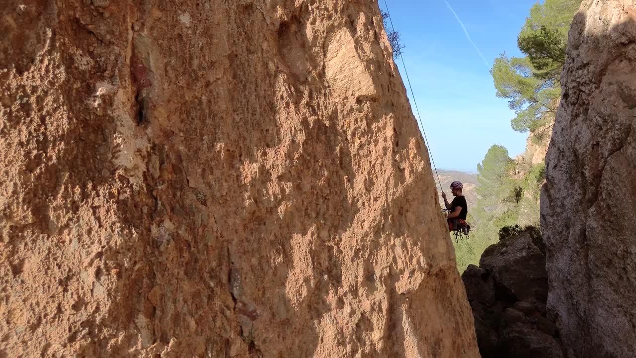 hombre escalando roca vista aérea de deportista rapelando montaña en la panocha, el valle de murcia, españa mujer rapelando por una montaña escalando una gran roca