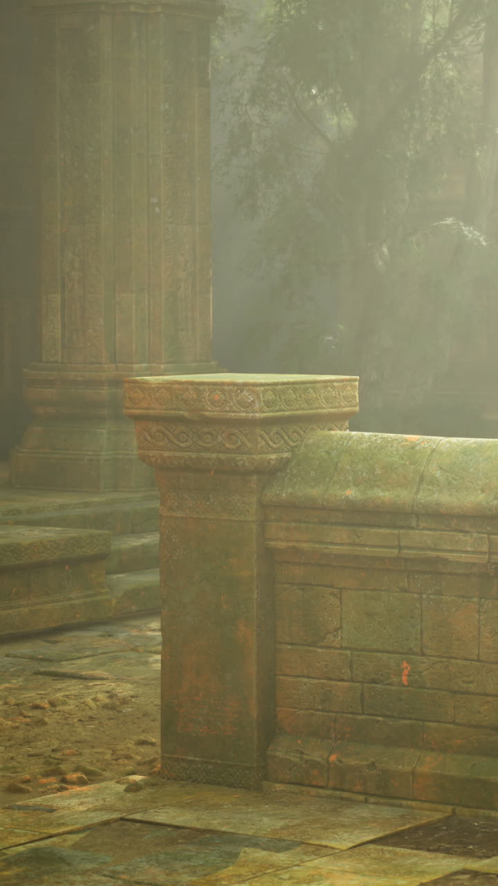 Antiche colonne di pietra immerse nella soffusa luce mattutina in un'ambientazione forestale mistica.