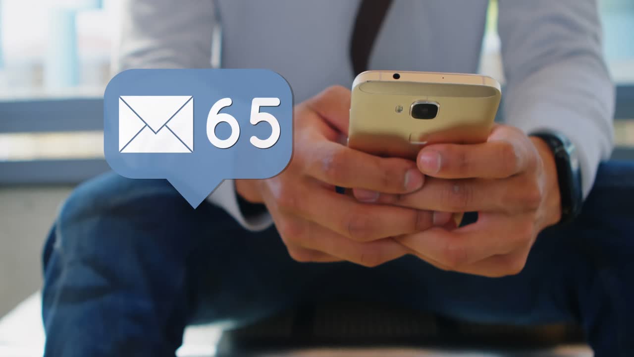 hombre viendo mensajes en su teléfono 4k