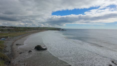 Marea-Llena-Y-Oleaje-En-La-Playa-De-Bunmahon,-Costa-De-Cobre,-Waterford,-Irlanda,-En-Una-Mañana-De-Primavera