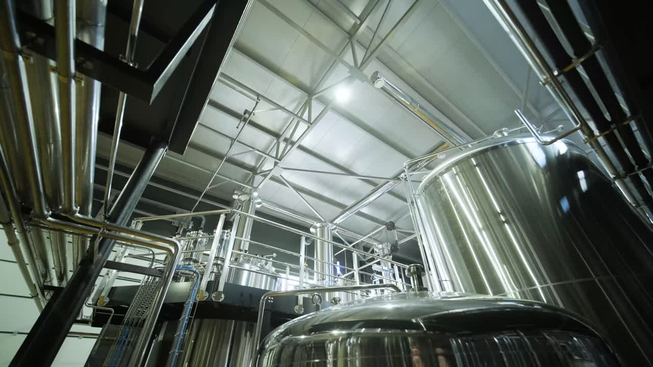 Pabrik bir kerajinan modern. Produksi bir kerajinan. Peralatan modern di pabrik bir, tangki logam, produksi minuman beralkohol
