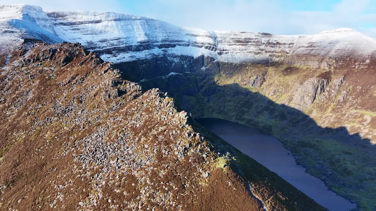 Drönare stiger och avslöjar Coumshingaun Lake Comeragh Mountain Range Waterford Irland – vinterskönhet i naturen