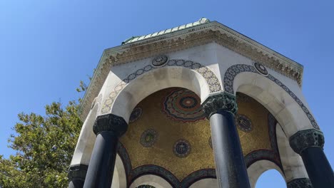 Centro-De-La-Mezquita-De-Suleymaniye-Pieza-Dorada-Adornada-Con-Patrones-Circulares