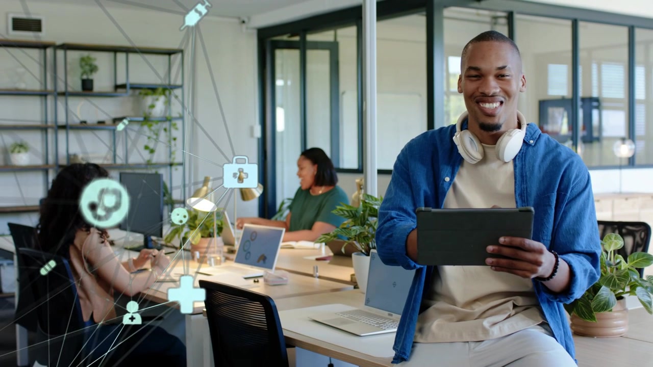 Uomo che tocca il tablet in un ufficio open space, animando icone verde acqua e linee di rete, visualizzando dati sulla salute
