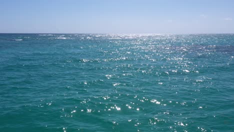 aguas del océano brillantes bajo la brillante luz del sol