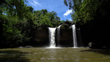 Cascada-Haew-Su-Wat-En-El-Parque-Nacional-Khao-Yai,-Tailandia