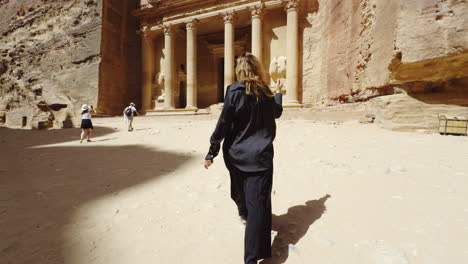 una mujer visitando a petra.