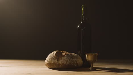 Religiöses-Konzept-Mit-Kelchbrot-Und-Wein-Auf-Holzaltar-Mit-Lichtbecken-4