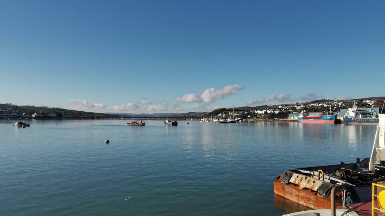 el río teign en teignmouth con cielos azules y barcos de pesca