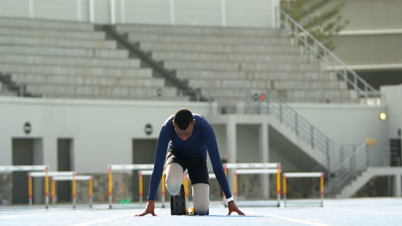 atleta discapacitado preparándose para la carrera de 4k