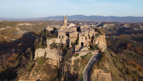 Vista-Aérea-De-Civita-Di-Bagnoregio,-Pueblo-En-La-Cima-De-Una-Colina-En-El-Centro-De-Italia