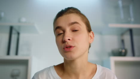 chica de primer plano haciendo una llamada de video hablando con la familia en casa. vista de la cámara web.