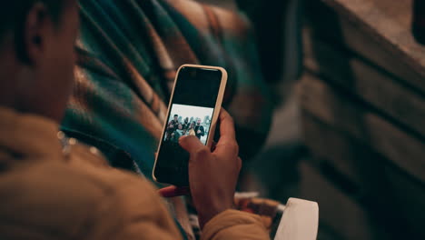 mujer joven usando un teléfono inteligente navegando por fotos en las redes sociales disfrutando de recuerdos de amigos viendo fotos en línea