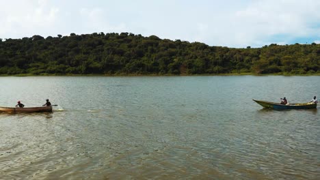 vista de cuando los pescadores van a pescar en el lago albert uganda