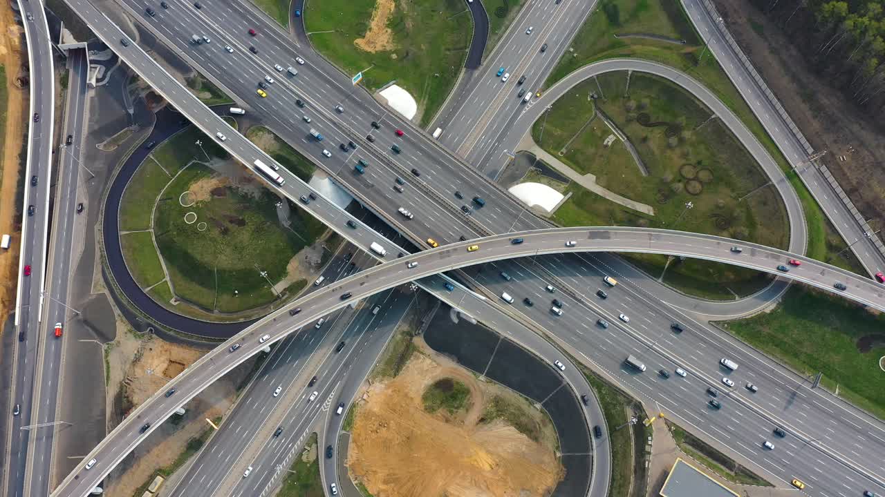 모스크바의 고속도로 교차로 교통 경로의 공중 뷰.