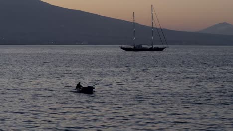 Pescador-Solitario-En-El-Barco.-Nápoles,-Italia