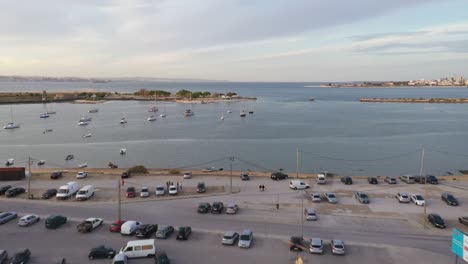 toma aérea sobre edificios y bahía seixal - portugal