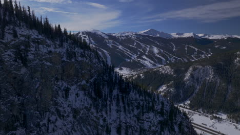 Pistas-De-Esquí-Montaña-De-Cobre-Colorado-Invierno-Diciembre-Navidad-Aéreo-Zumbido-Cinematográfico-Paisaje-I70-Leadville-Silverthorne-Vail-álamo-Temblón-Alcance-De-Diez-Millas-Cielo-Azul-Nubes-Pasado-Montañas-Rocosas-Círculo-A-La-Derecha