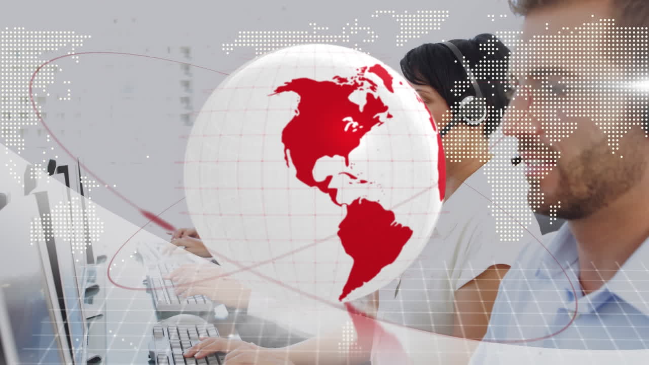 animación del globo y el mapa del mundo sobre personas de negocios que usan auriculares
