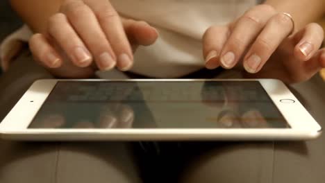 manos de mujer de negocios trabajando en una tableta