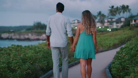 un paseo romántico al anochecer