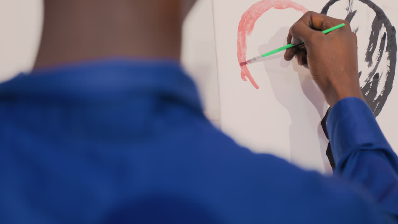 Artista che completa un'opera d'arte. Studio sereno con un'opera monocromatica quasi ultimata. L'ambiente tranquillo di una galleria mostra un artista di colore che aggiunge meticolosamente gli ultimi dettagli al suo dipinto monocromatico