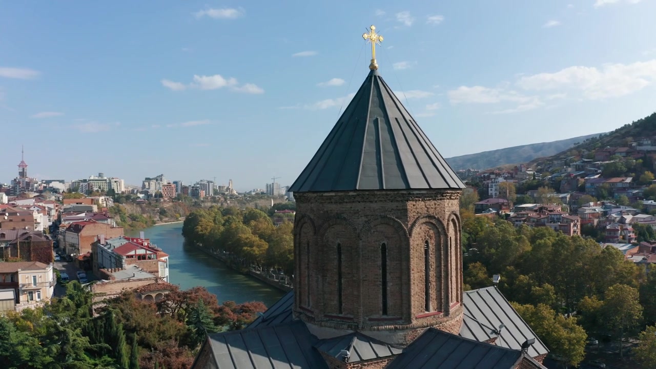 Luftfoto av historisk ortodoks kirkekuppel i Tbilisi, Georgia