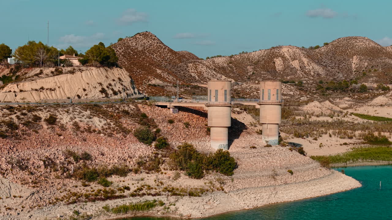 Paesaggio con bacino idrico e torri dell'acqua
