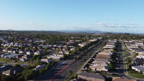 Drone-Descendiendo-En-Un-Barrio-Al-Lado-De-Una-Intersección