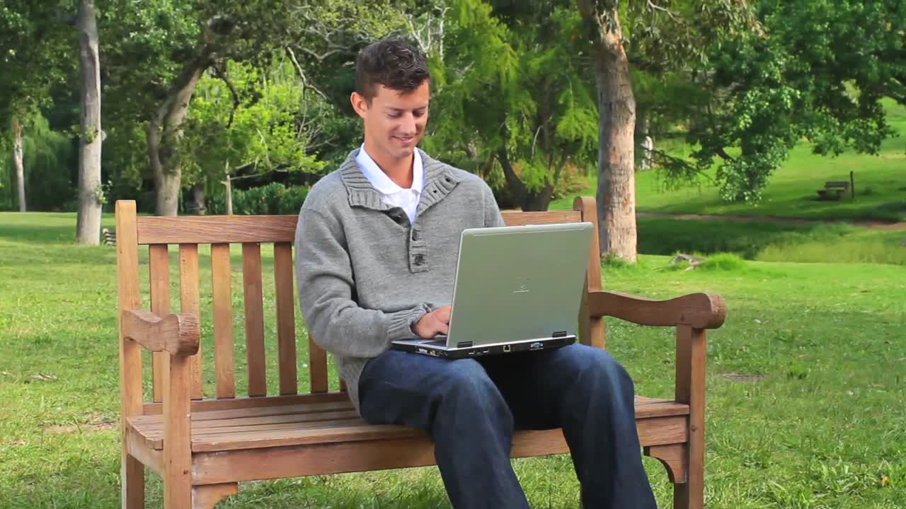 젊은 남자가 노트북으로 채팅하고 있다