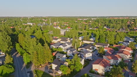 Vista-Aérea-De-Casas-Con-Energía-Solar-En-Los-Suburbios-De-Helsinki,-Verano-En-Finlandia