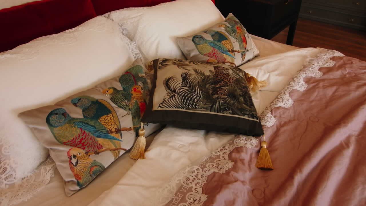 quarto elegante com travesseiros decorativos